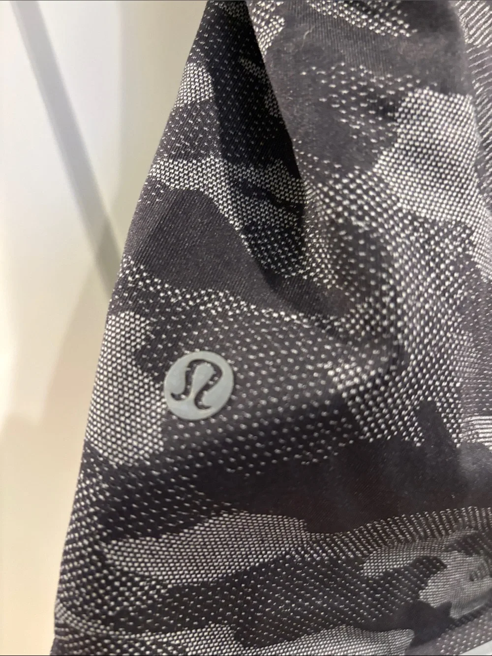 Lululemon Men’s Camo Looking Shorts Small - Picture 4 of 6